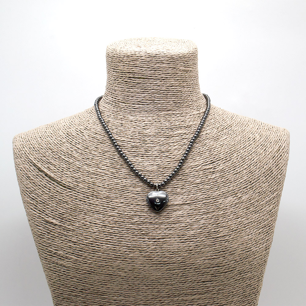 Фото товара бусы из гематита с подвеской "сердечко"
