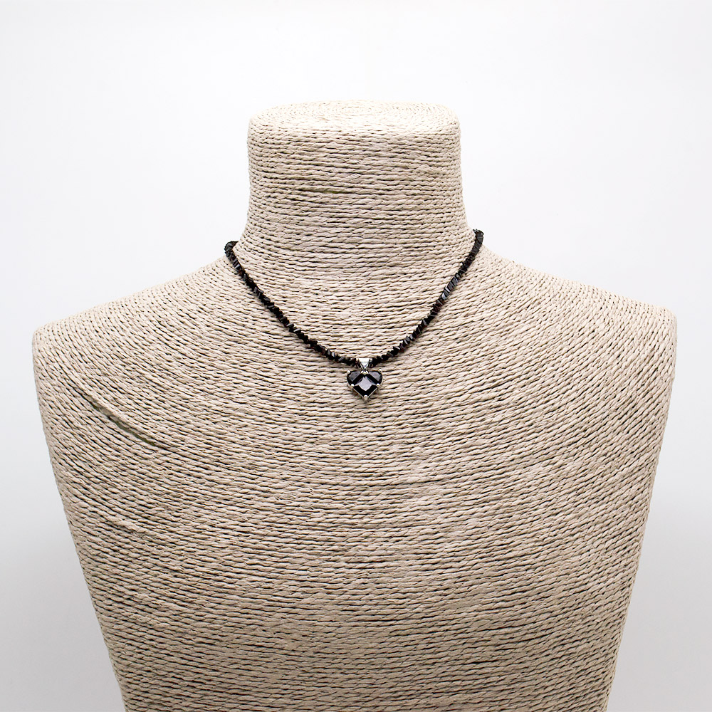 Фото товара бусы-чокер из циркона черного 4*3 мм с подвеской "сердце"