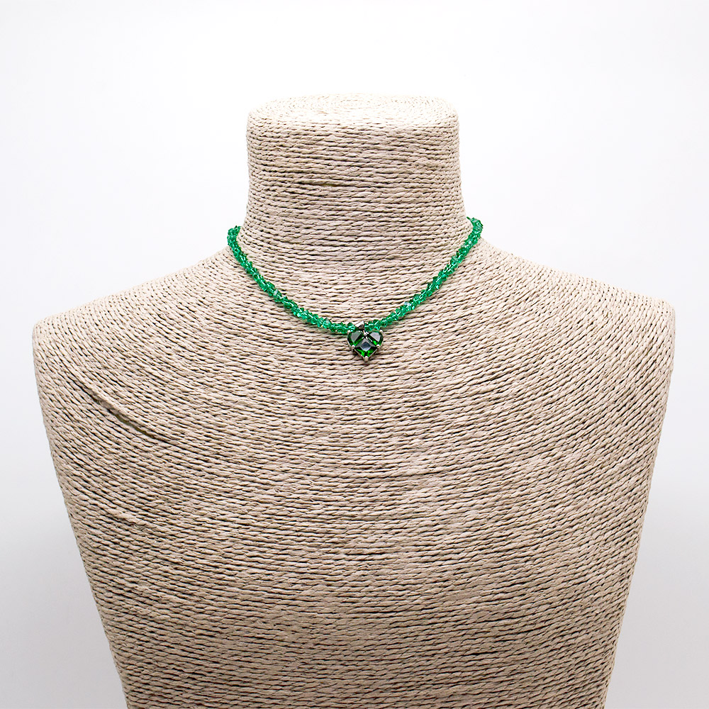 Фото товара бусы-чокер из циркона цвет зеленый 4*3 мм с подвеской "сердце"