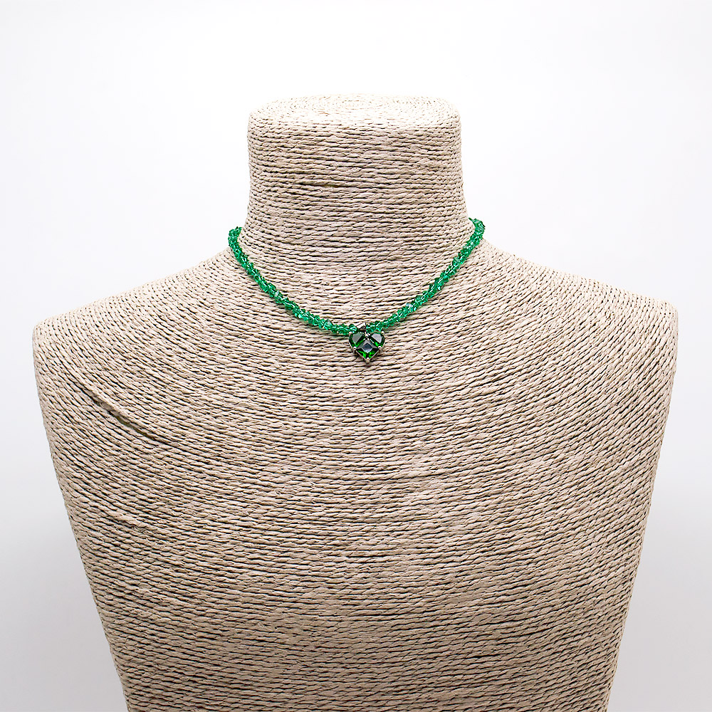 Бусы-чокер из циркона цвет зеленый 4*3 мм с подвеской "Сердце"