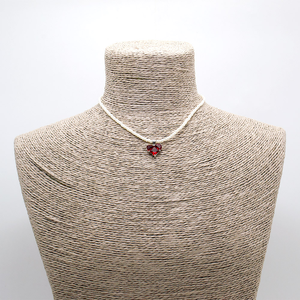 Фото товара бусы-чокер из майорки с подвеской "сердце" из циркона цвет красный)