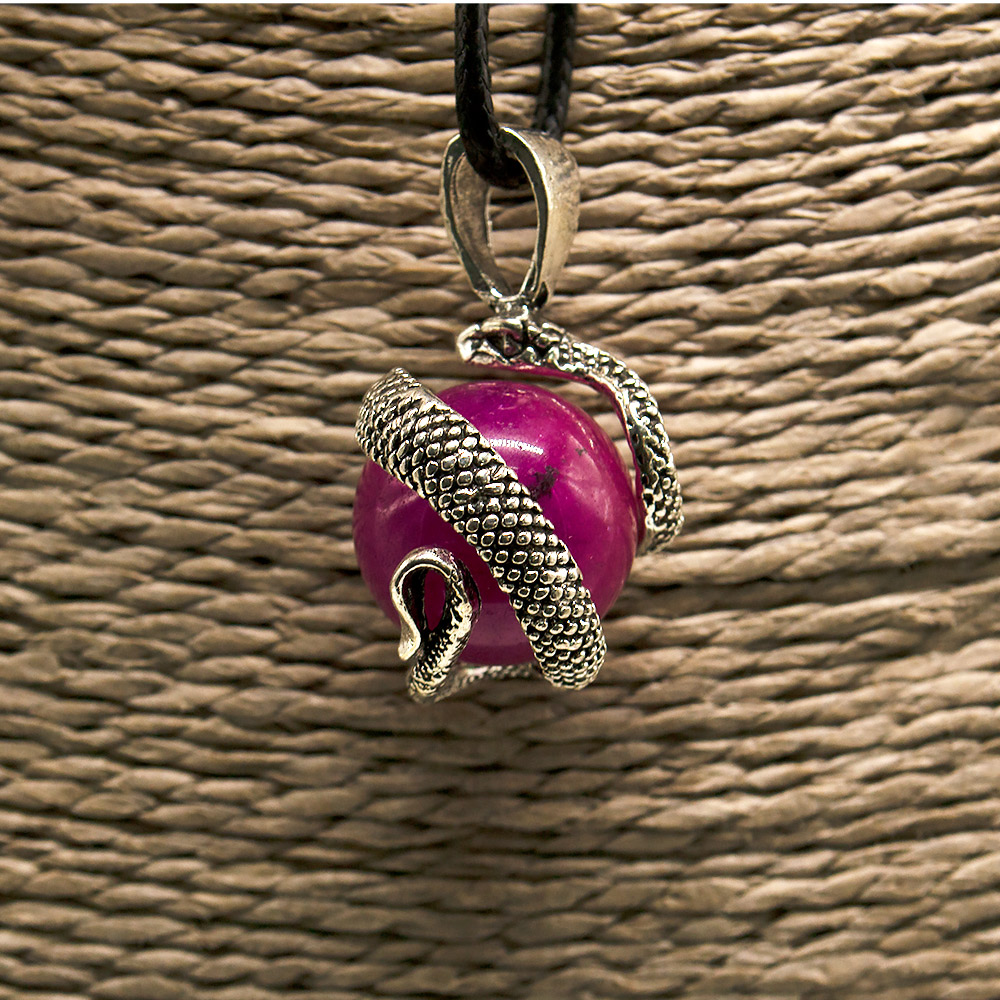 Фото товара кулон  "змея на шаре" агат тонированый цвет фуксия