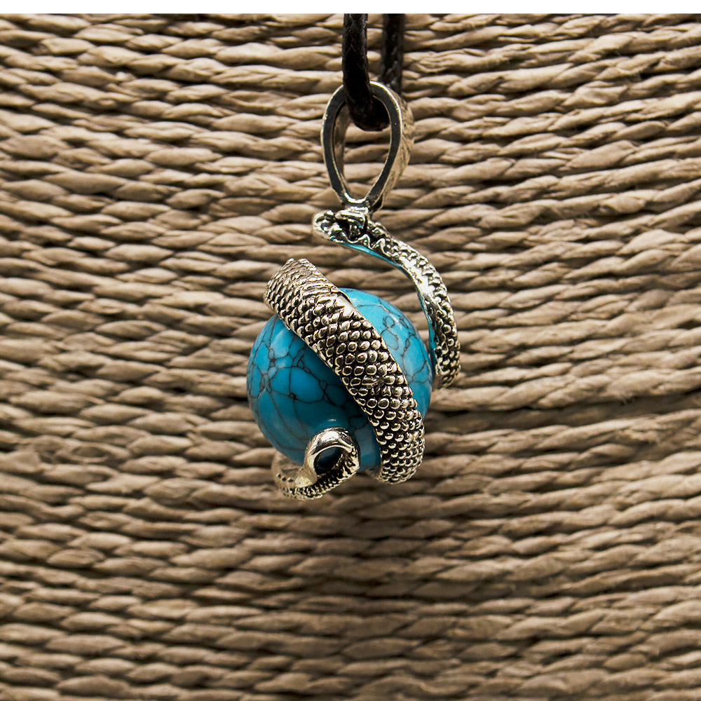 Фото товара кулон  "змея на шаре" бирюза имитация