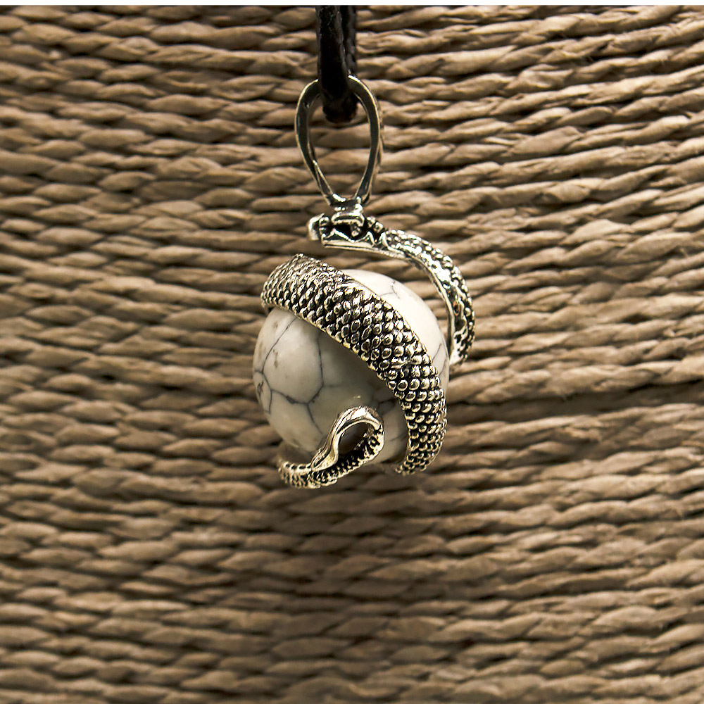 Кулон  "Змея на шаре" кахолонг