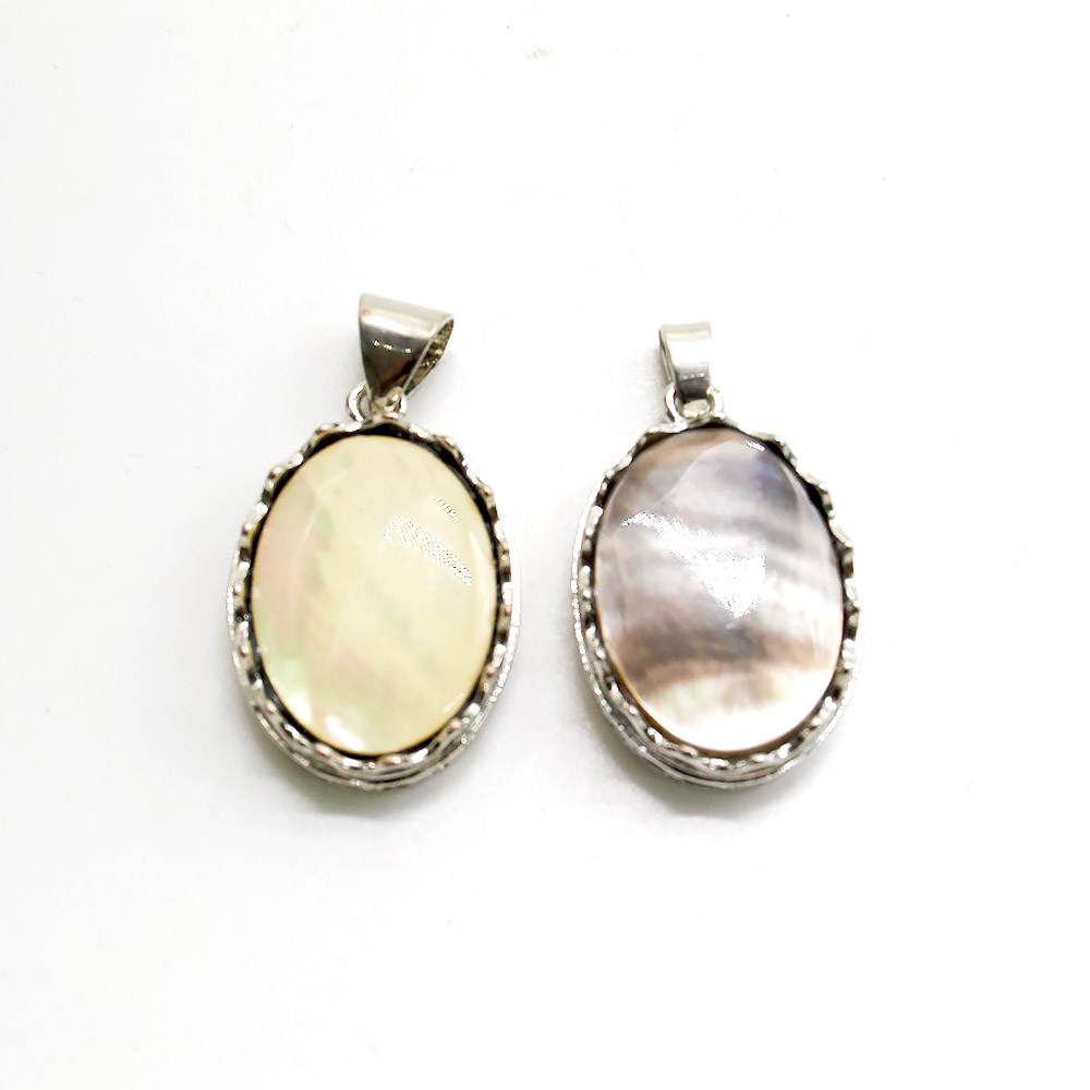 Фото товара кулон из перламутра в оправе 22*26 мм