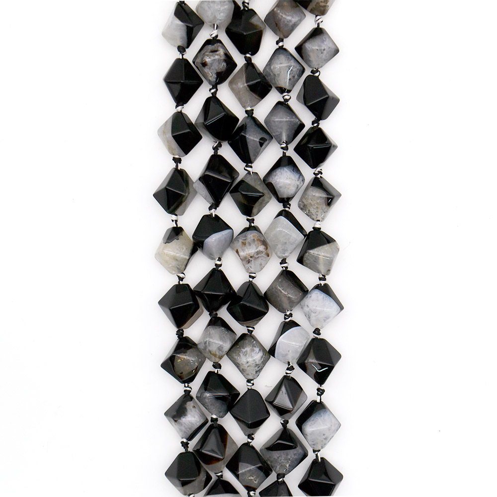 Фото товара агат черный с кварцем белым ромб 20*20 мм