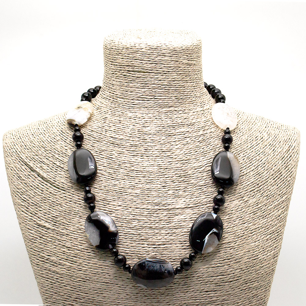 Фото товара бусы из агата черного с кварцем таблетка 35*25 мм