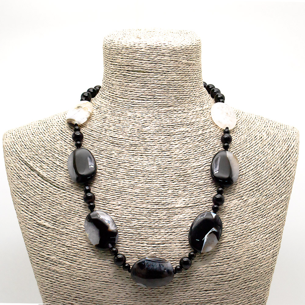 Фото товара бусы из агата черного с кварцем таблетка 35*25 мм