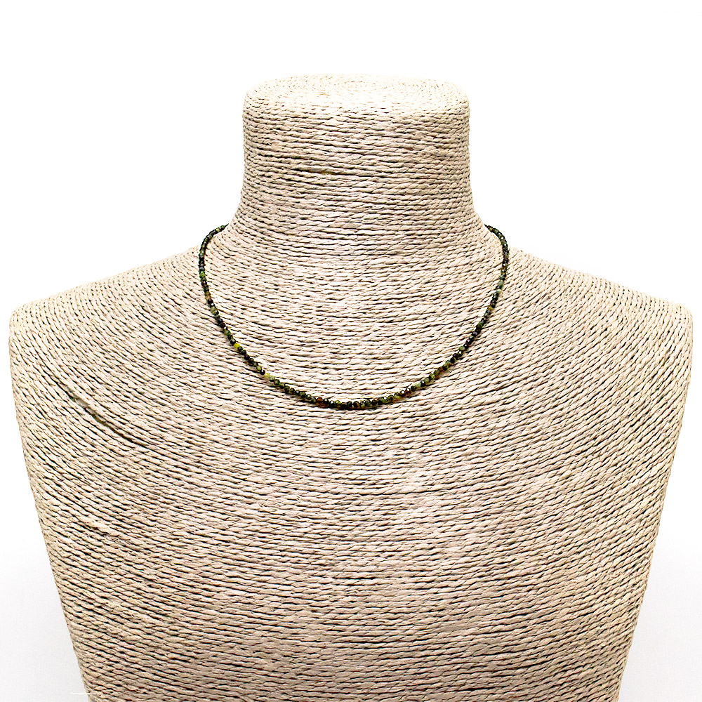 Фото товара бусы-чокер из нефрита темного 2 мм грань 45 см