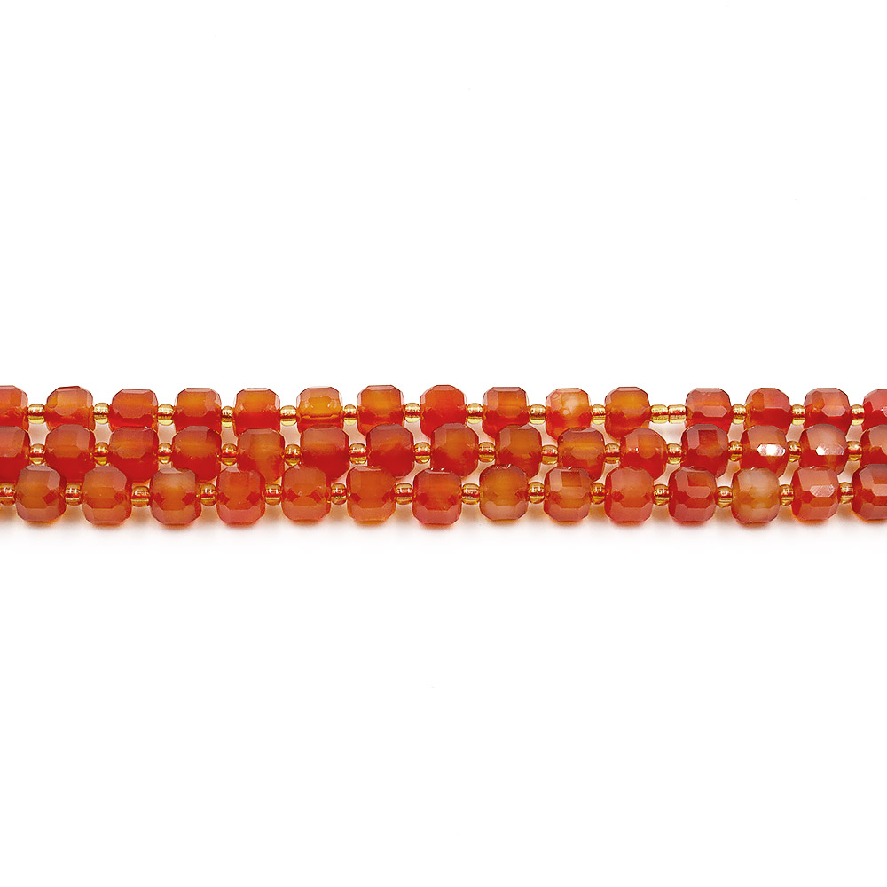 Фото товара сердолик светлый кубик с гранями 7*7 мм