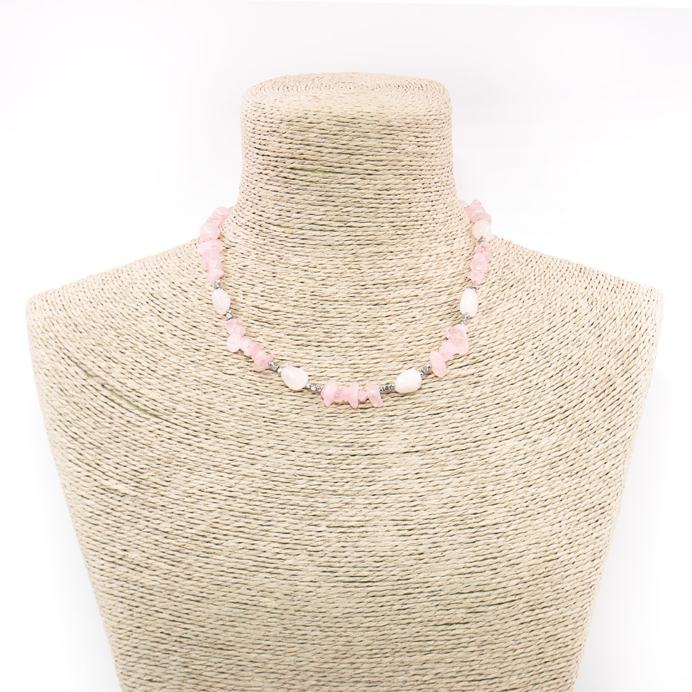 Фото товара бусы-чокер из розового кварца крошки со вставками из гематита