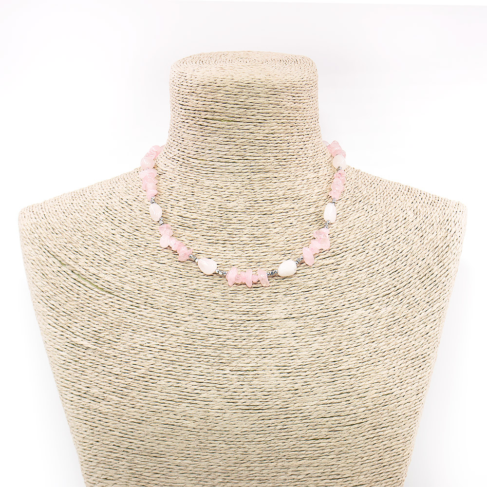 Бусы-чокер из розового кварца крошки со вставками из гематита