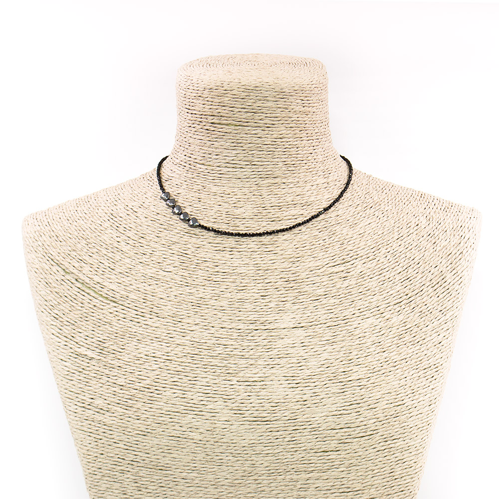 Фото товара бусы-чокер из шпинели черной 2 мм с сердечками из гематита