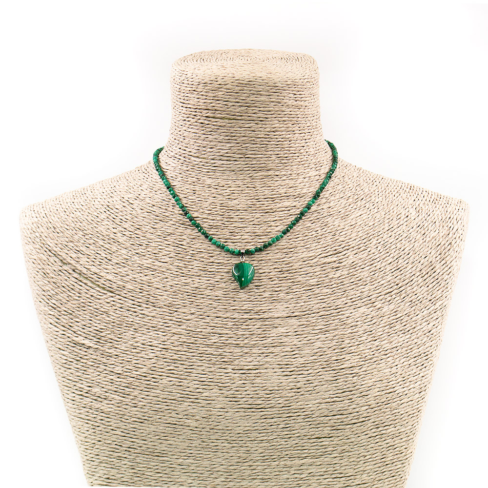 Фото товара бусы-чокер из малахита 3 мм грань  с подвеской " сердечко"