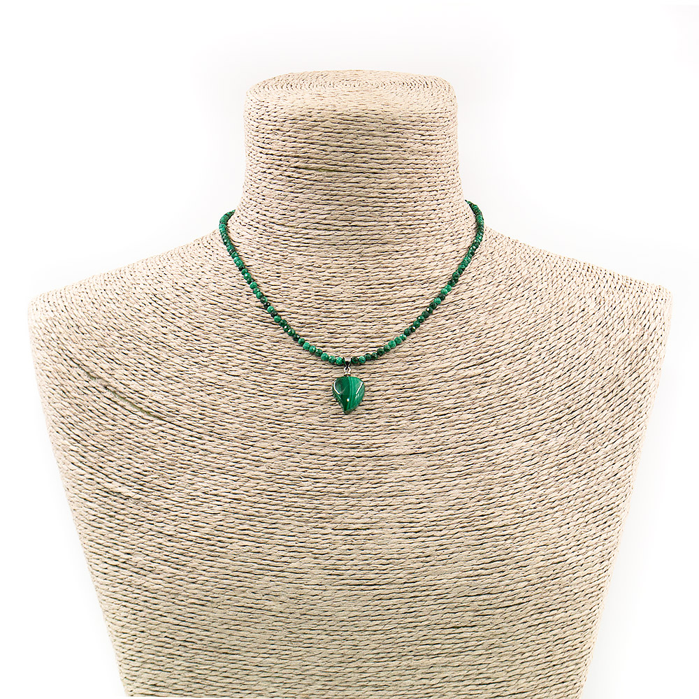 Бусы-чокер из малахита 3 мм грань  с подвеской " Сердечко"