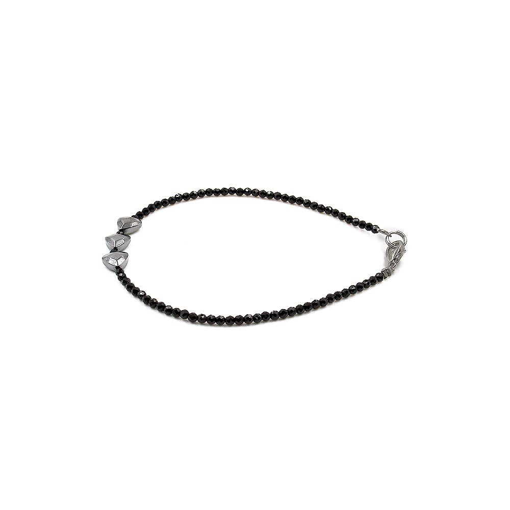 Браслет из шпинели синтетической черной 2 мм с сердечком граненым из гематита