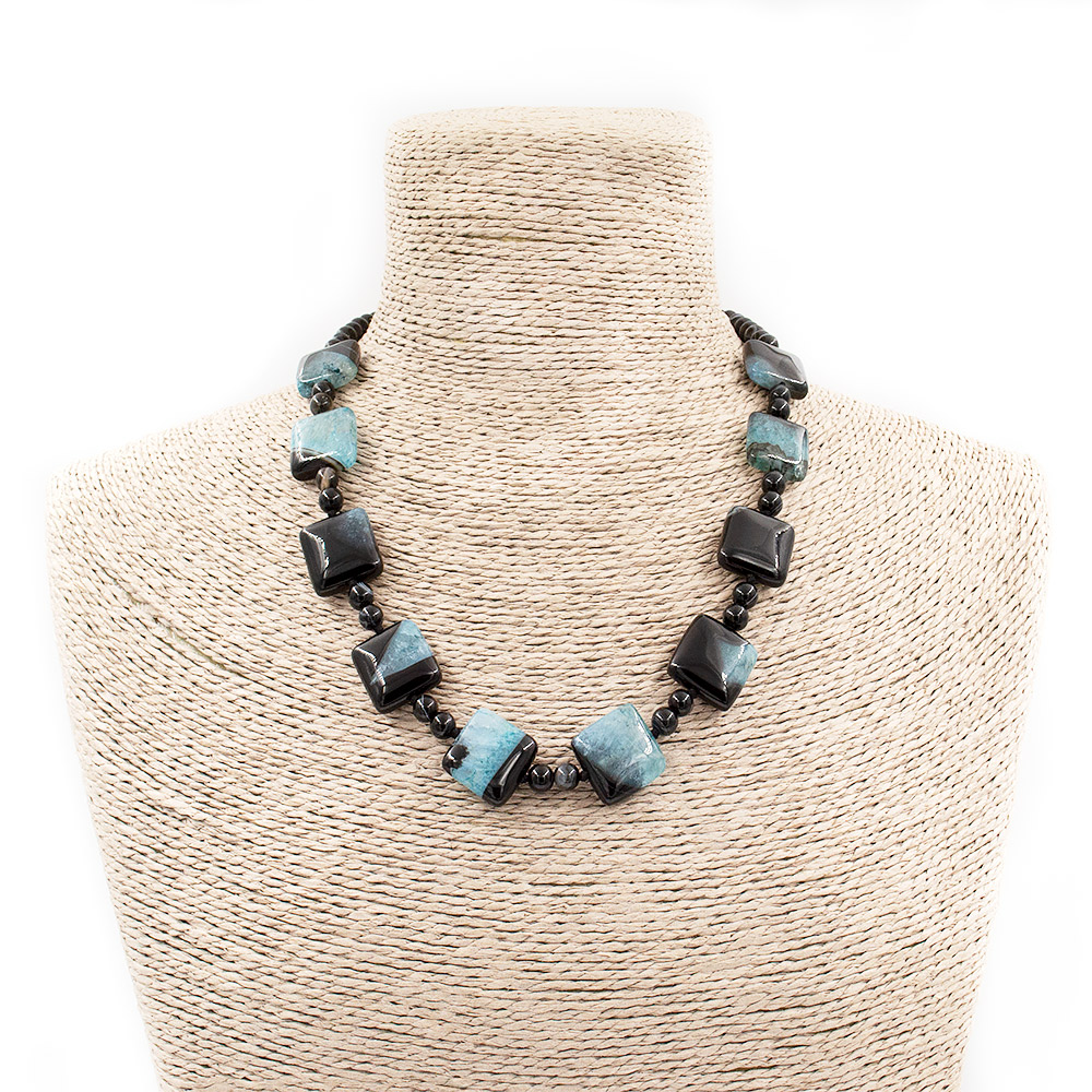 Фото товара бусы из агата черного с кварцем тонированным голубым квадрат плоский 18*18 мм