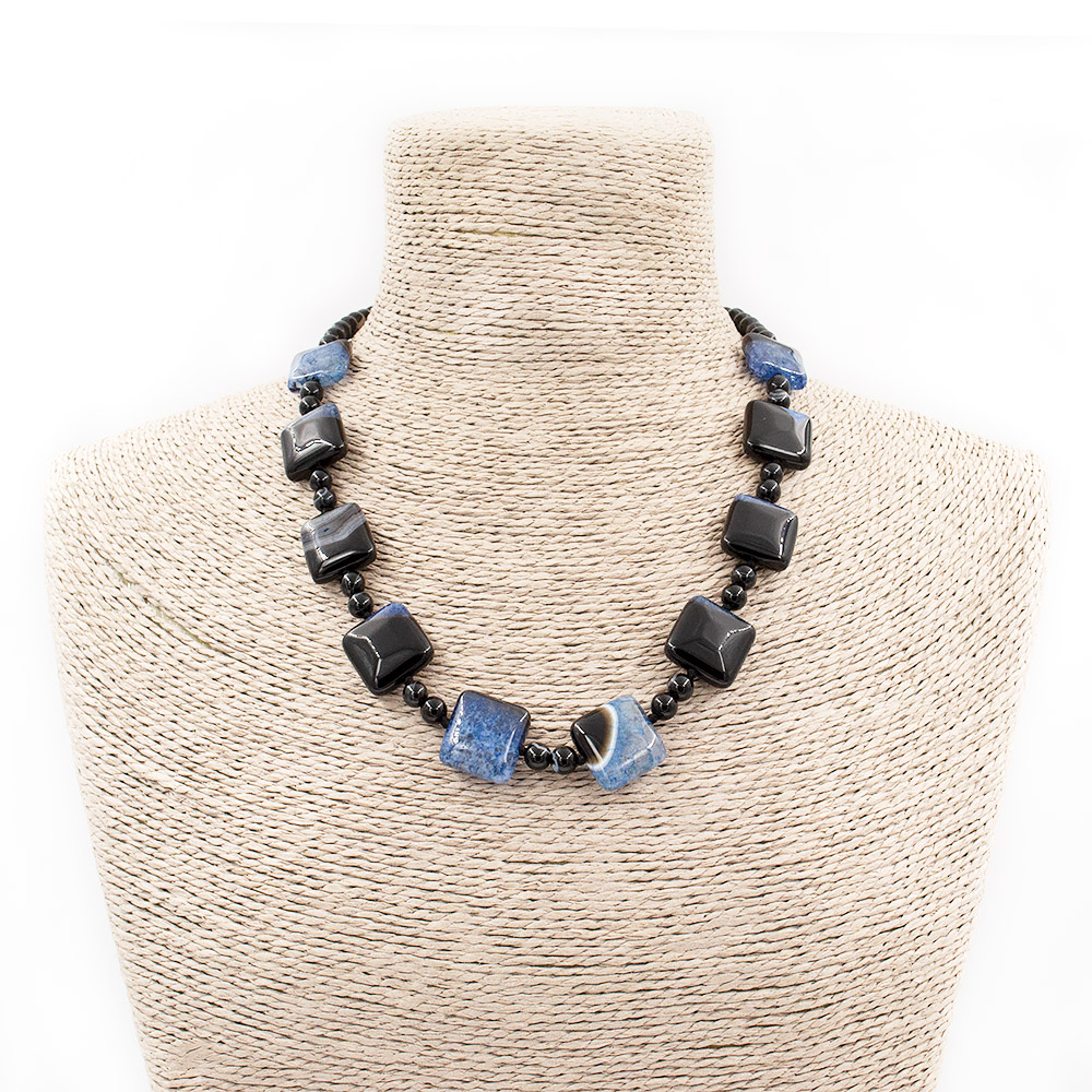 Фото товара бусы из агата черного с кварцем тонированным синим квадрат плоский 18*18 мм