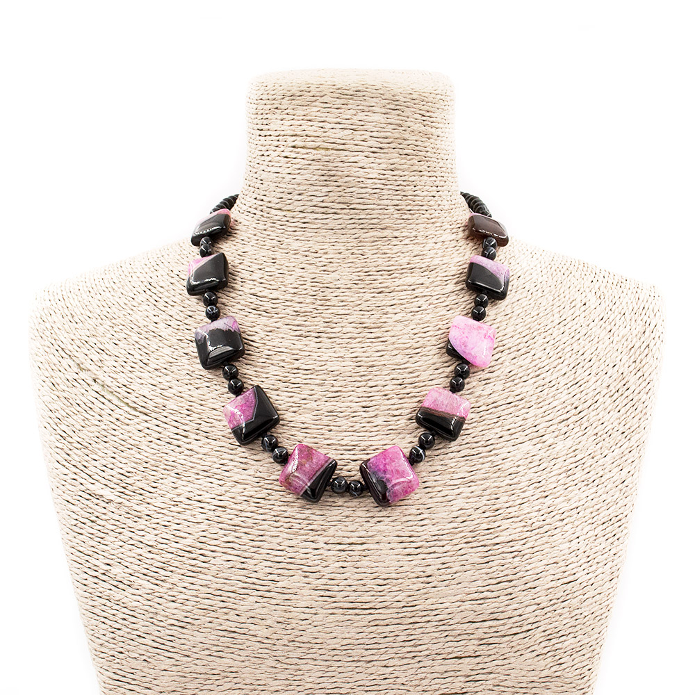 Фото товара бусы из агата черного с кварцем тонированным цвет фуксия квадрат плоский 18*18 мм