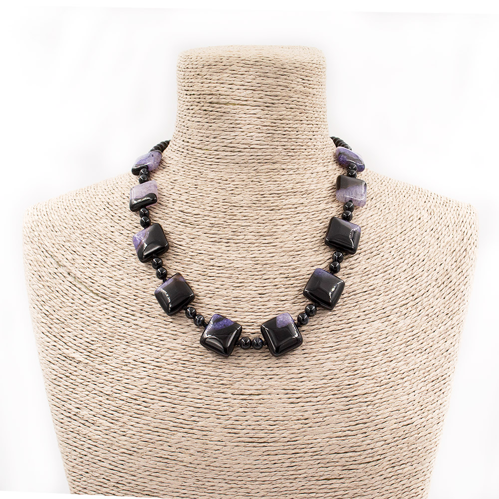 Фото товара бусы из агата черного с кварцем тонированным фиолетовым квадрат плоский 18*18 мм