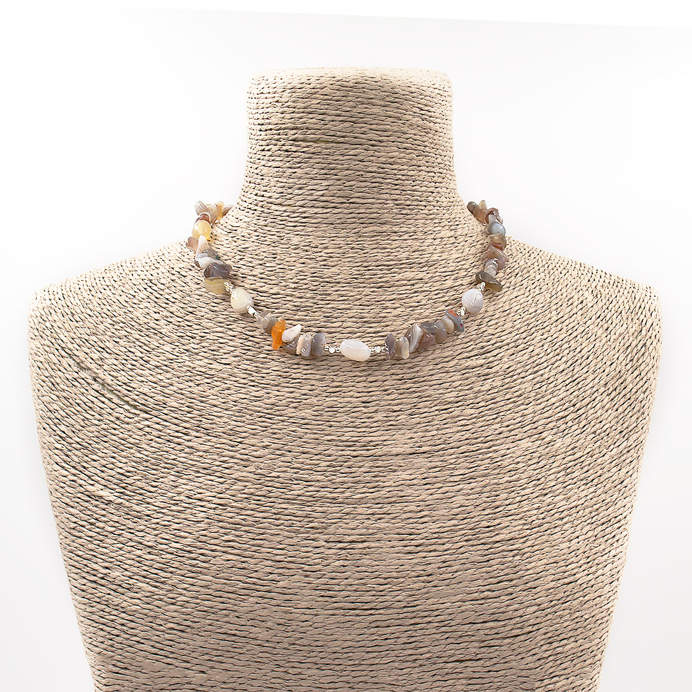 Бусы-чокер из агата ботсвана крошка с галтовкой и вставками из гематита