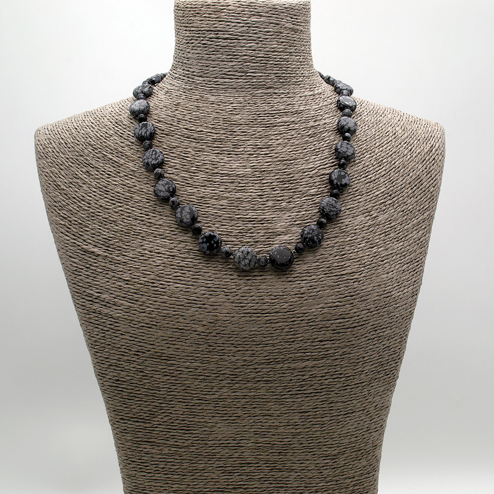 Фото товара бусы из обсидиана снежного таблетка