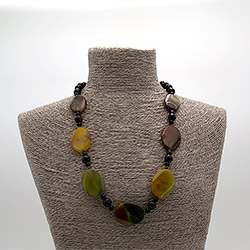 Фото товара бусы из агата тонированного желто-зеленого таблетка витая 35*25 мм