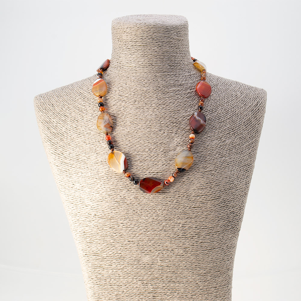 Фото товара бусы из агата цвет сардоникс таблетка витая