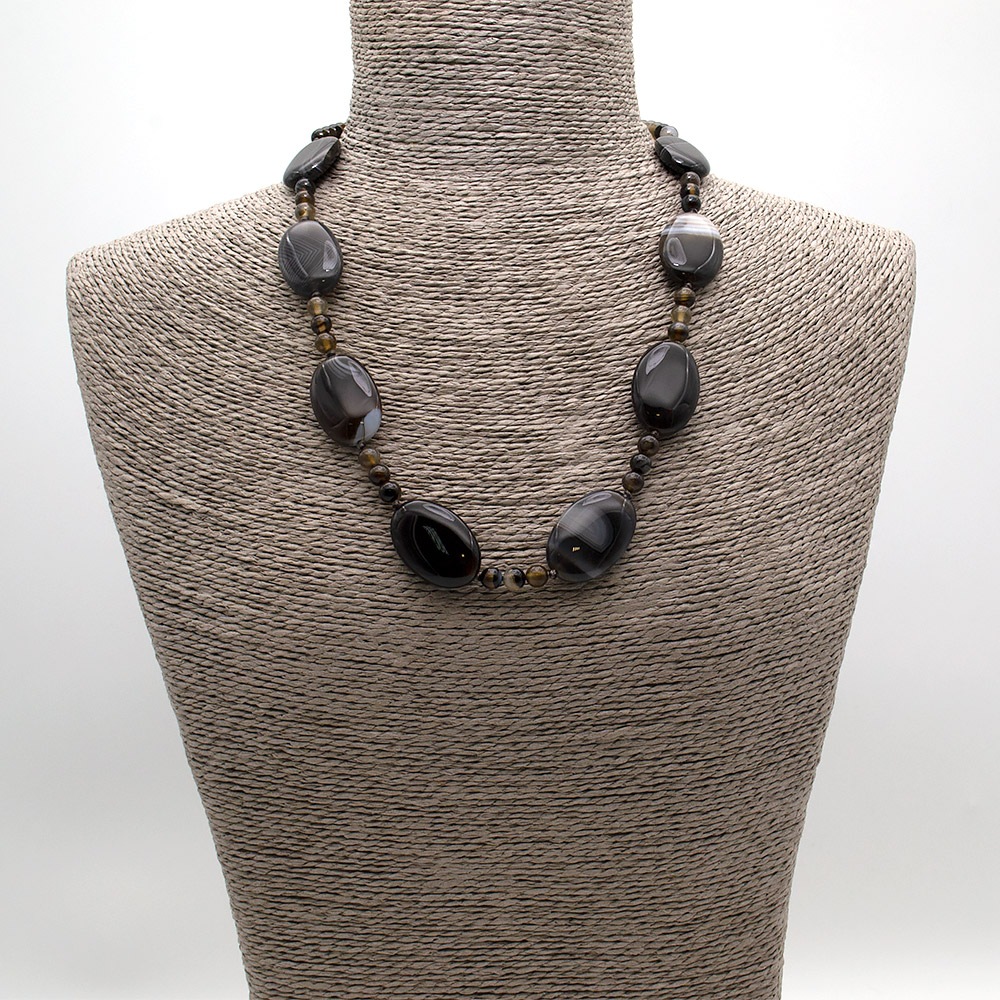 Фото товара бусы из агата черно-серого таблетка овальная 30*20 мм