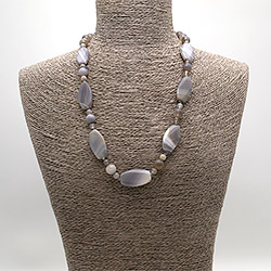 Фото товара бусы из агата светло- серого таблетка скошенная 33*17 мм