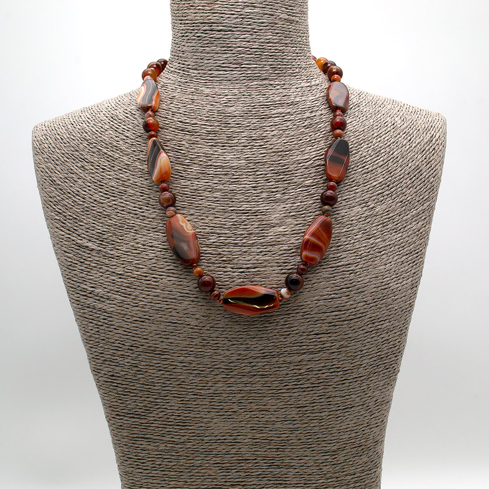 Фото товара бусы из сердолика темного таблетка скошеннная