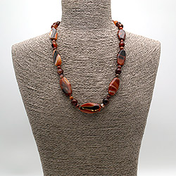 Фото товара бусы из сердолика темного таблетка скошеннная
