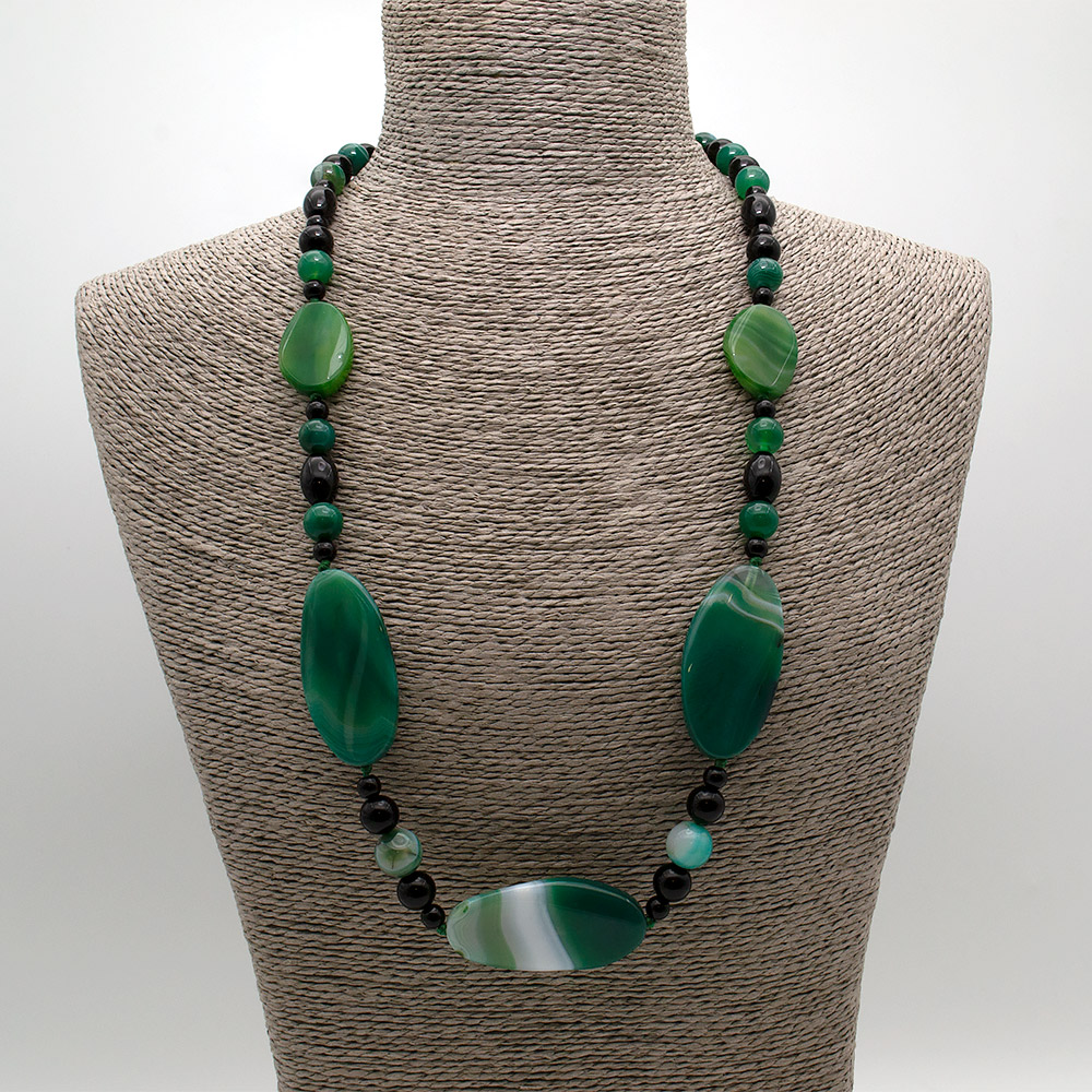 Фото товара бусы из агата тонированного зеленого таблетка витая