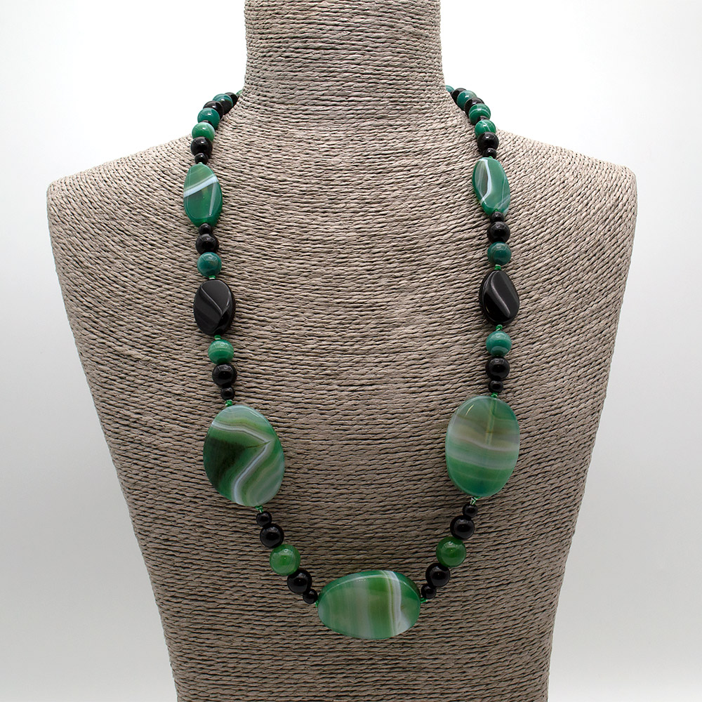 Фото товара бусы из агата тонированного зеленого таблетка микс