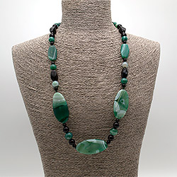 Фото товара бусы из агата тонированного зеленого таблетка витая