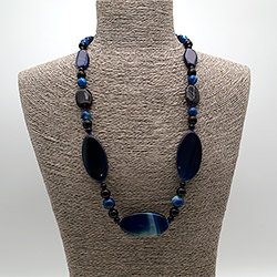 Бусы из агата тонированного темно-синего таблетка витая