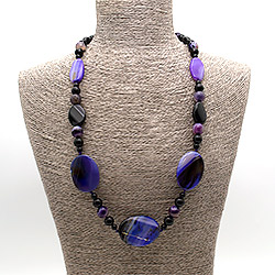 Фото товара бусы из агата тонированного сиренево-серого таблетка витая