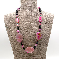 Фото товара бусы из агата тонированного розово-серого таблетка витая