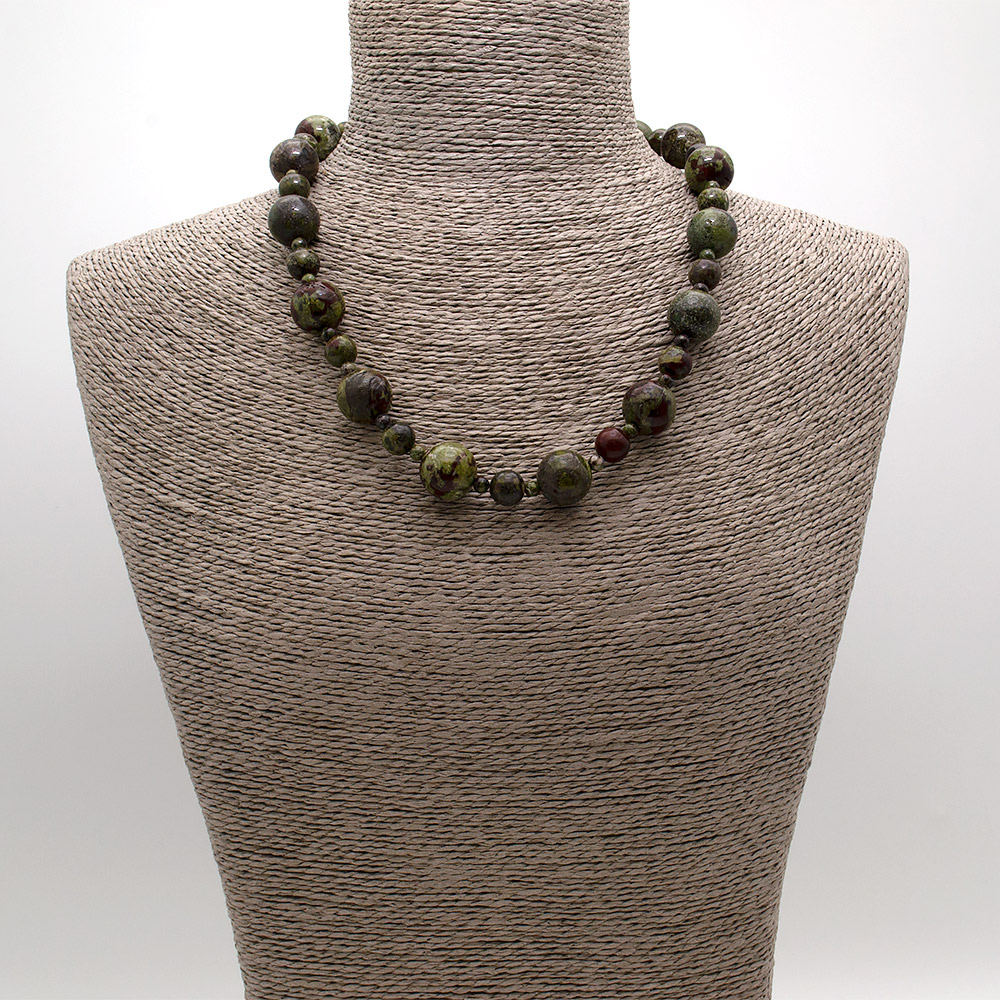 Фото товара бусы из эвдиалита шар 16 мм