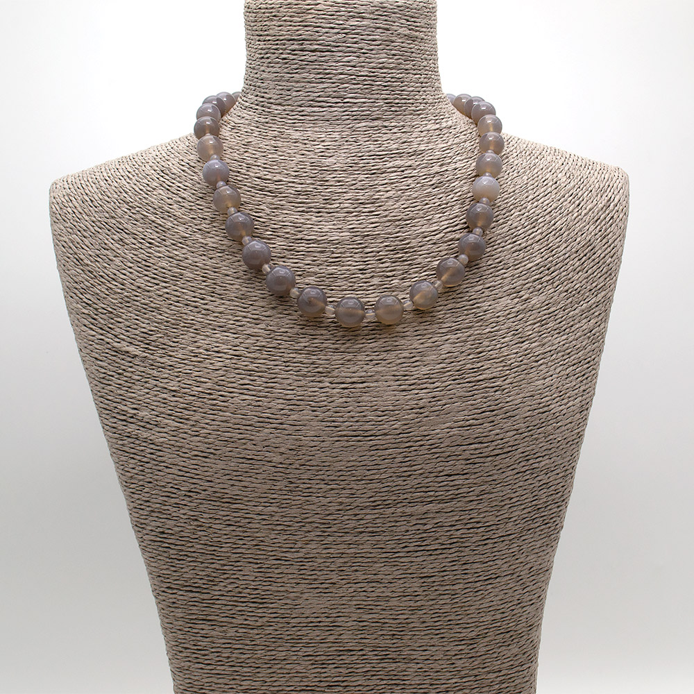 Фото товара бусы из агата тонированного светло-серого шар 12 мм