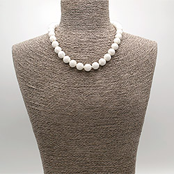 Фото товара бусы из агата белого резного