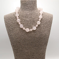 Фото товара бусы из розового кварца