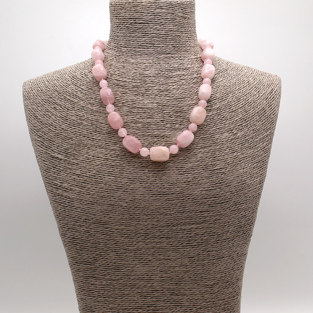 Фото товара бусы из розового кварца кубик