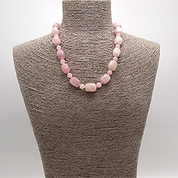 Бусы из розового кварца кубик