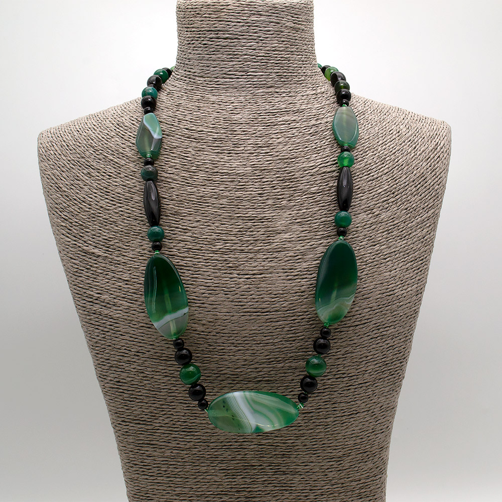 Фото товара бусы из агата тонированного зеленого таблетка овальная