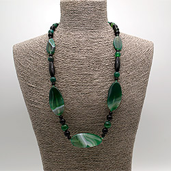 Фото товара бусы из агата тонированного зеленого таблетка овальная