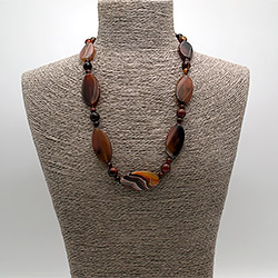 Бусы из сердолика темного таблетка витая