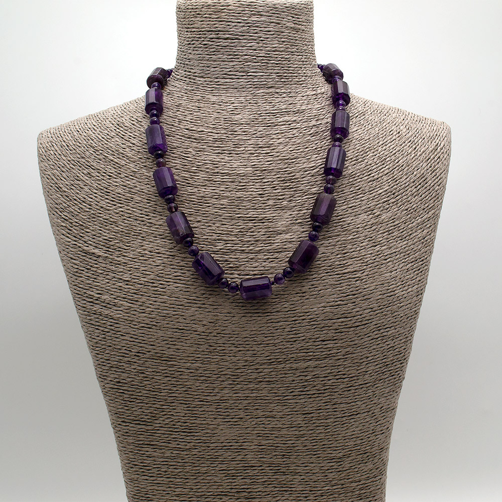 Фото товара бусы из аметиста темного цилиндр грань
