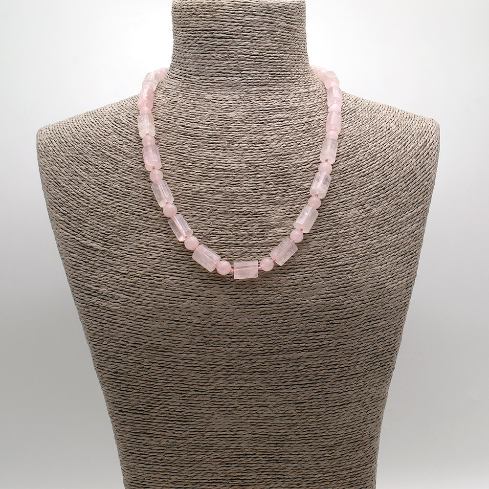 Фото товара бусы из розового кварца цилиндр грань
