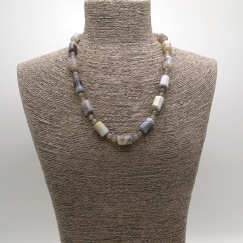 Фото товара бусы из агата ботсвана цилиндр грань